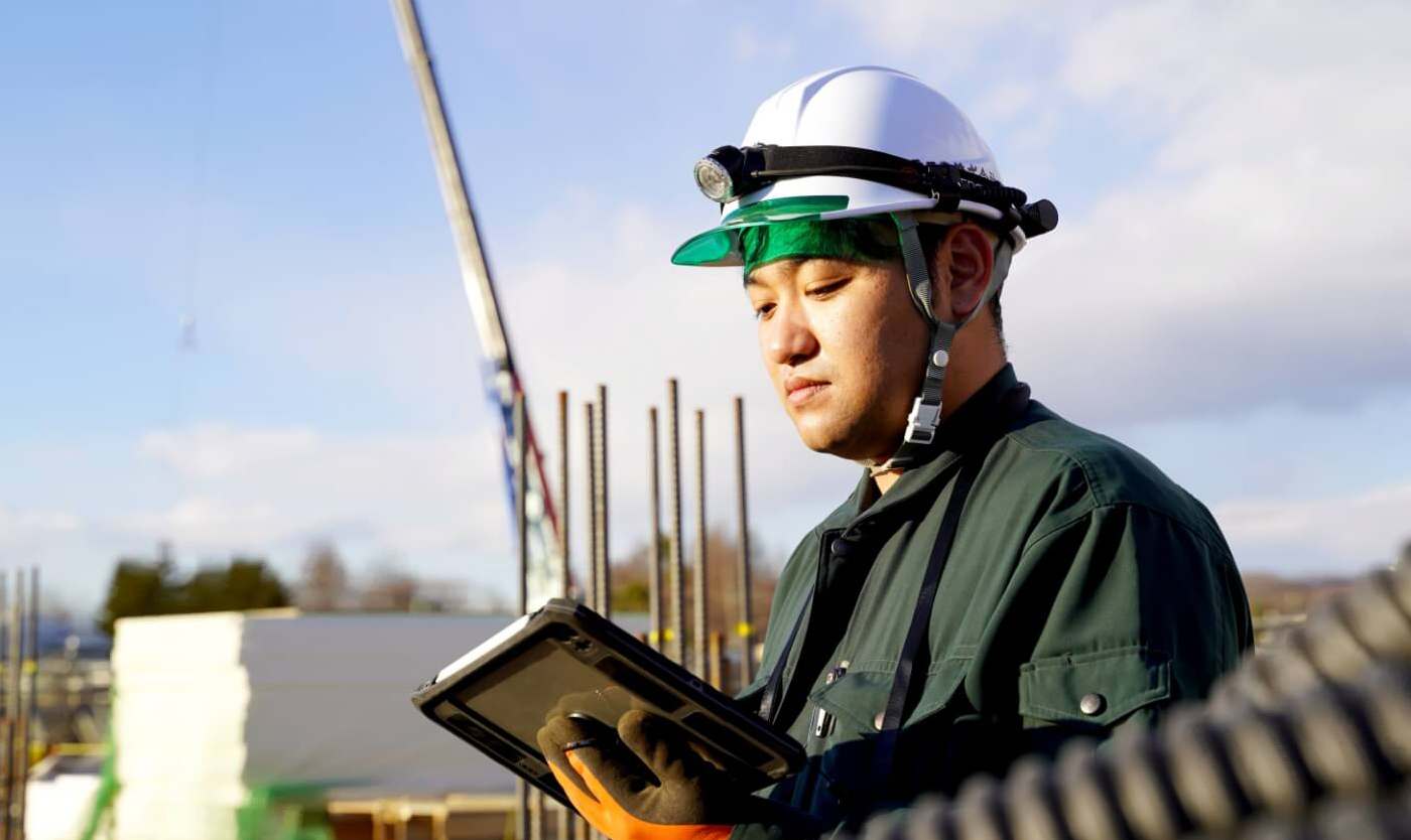 社風　iPadで作業する様子